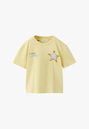 Gul kortærmet børnet-shirt med teksten "West County" og en sheriff-badge grafik foran.