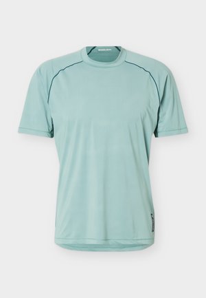 Camiseta deportiva de manga corta color azul claro con cuello redondo y costuras oscuras a lo largo de los hombros, mostrada sobre un fondo blanco.