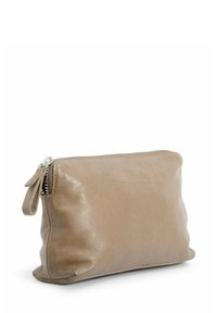 Bēša ādas maisiņš ar gludu tekstūru, aizdare ar rāvējslēdzēju un sānu velkšanas cilpu. Taisnstūrveida forma ar smalkām šuvju detaļām.