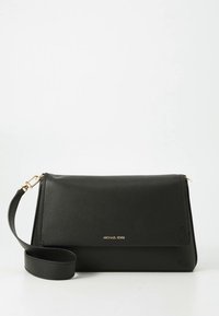 Mustast nahast risti üle õla kantav kott, millel on voltav klapp, kuldsed detailid ja eemaldatav rihm. Sile tekstuur ja minimalistlik disain.