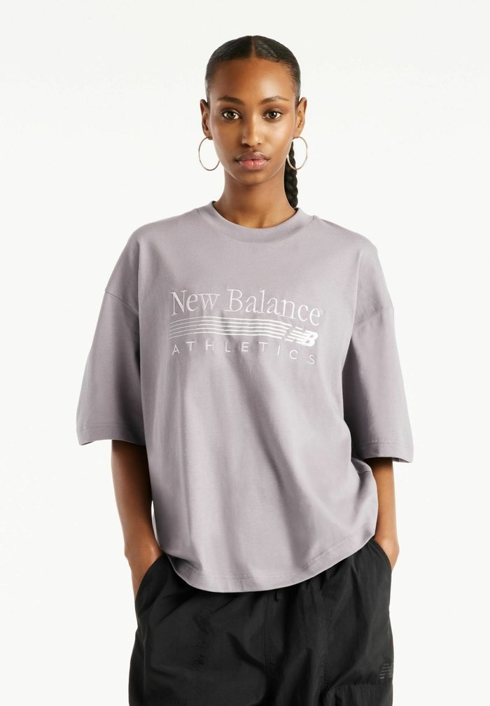 New Balance TRACKSIDE OVERSIZED - Print T-shirt - off-line grey