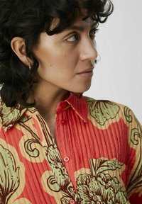 Object PRINT - Blusa - georgia peach