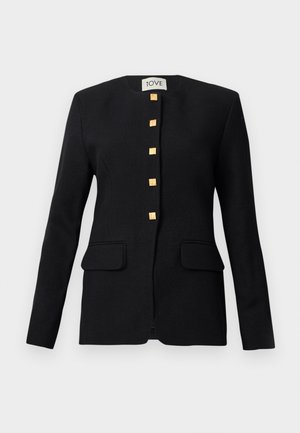 Blazer noir ajusté avec un col rond, cinq boutons carrés dorés et deux poches avant, d'une texture en laine lisse.