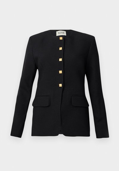 Zwarte getailleerde blazer met een ronde halslijn, vijf gouden vierkante knopen en twee voorzakken van een zachte woltextuur.