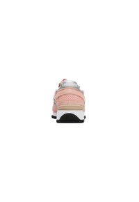Scarpa sportiva rosa e grigia con materiali in rete e camoscio, colletto imbottito e suola in gomma nera, con logo argentato sul tallone.