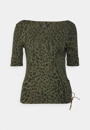 Olivengrøn tætsiddende top med mørkt leopardprint, albuelange ærmer, bådudskæring og brun snøredetalje på højre side.