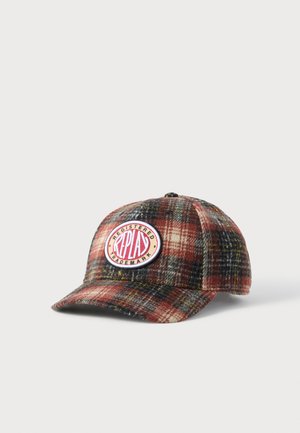 Casquette de baseball à carreaux rouge, noir et beige avec un patch blanc rond portant la mention "Replay Registered Trademark" sur le panneau avant.
