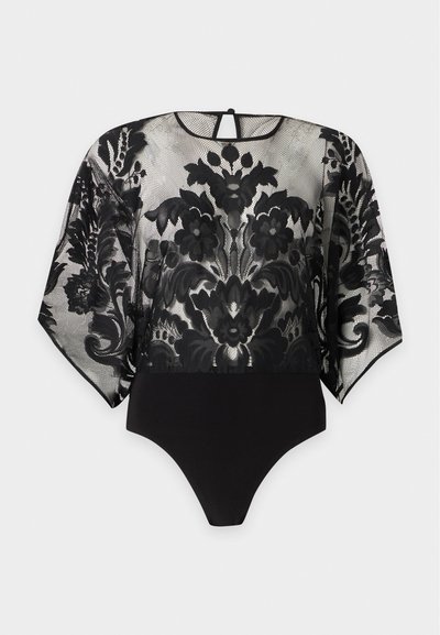 Body noir transparent avec motif en dentelle florale sur les manches longues et le haut du corps, bas noir uni, et une petite fermeture par bouton à l'arrière.