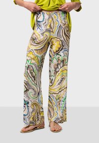 Pantalons à jambes larges en tissu léger, présentant un motif paisley coloré dans des teintes de jaune, vert, gris et bleu. Design de taille simple.