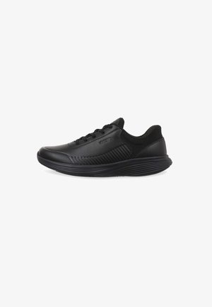 Chaussures de sport noires en cuir et en mesh, présentant un design texturé, un bout arrondi, une semelle rembourrée et un système de laçage.