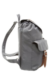 Sac à dos en tissu gris avec une surface texturée, compartiment principal zippé et accents en cuir marron. Il dispose d'une poche à rabat à l'avant et d'une sangle ajustable.