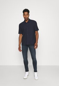 Levi's® SKINNY TAPER - Calças de ganga de corte skinny - ocean pewter