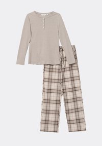 Camiseta gris de manga larga con botones y pantalones de cuadros beige con acentos marrones, que cuentan con un cinturón con cordón y una textura suave.