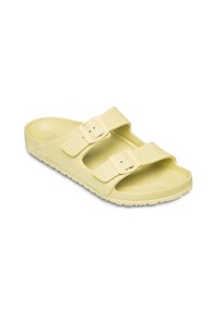 Lys gule slip-on sandaler lavet af glat materiale, med to justerbare stropper med firkantede spænder og en tekstureret sål.