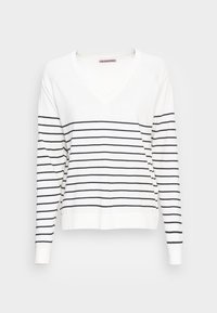 Biały sweter z dekoltem w szpic i długimi rękawami, ozdobiony poziomymi granatowymi paskami. Miękka tkanina z prążkowanymi mankietami i brzegiem.