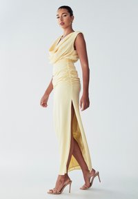 BWLDR KYLA MAXI DRESS - Galajurk - pastel yellow