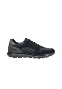 Zwarte sneaker met leren en suède materialen, een strak design, ronde neus, vetersluiting en een gevoerde grijze zool.