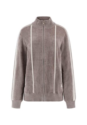 Grijze zip-up jack van pluche stof, met witte verticale strepen op de mouwen en een hoge kraag. Ribbelboorden en -zoom.