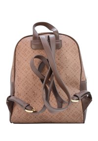 Zaino marrone a fantasia con tessuto testurizzato e dettagli in pelle, dotato di spallacci regolabili e design strutturato.