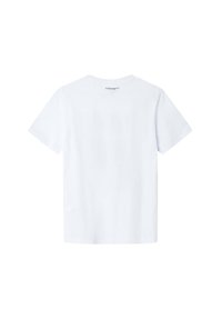 Camiseta blanca de manga corta hecha de algodón, con cuello redondo y diseño liso, con "HACKETT" impreso en negro en la parte superior de la espalda.