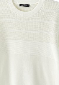 Helles Cremefarbenes Sweatshirt mit strukturiertem Strickdesign, das horizontale Streifen und einen Rundhalsausschnitt aufweist. Das Material wirkt weich und atmungsaktiv.