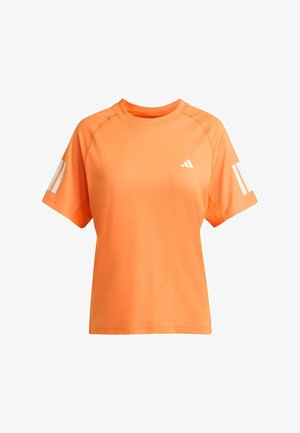 Oranžové sportovní tričko vyrobené z prodyšné tkaniny má kulatý výstřih, krátké rukávy a bílé proužky na rukávech.