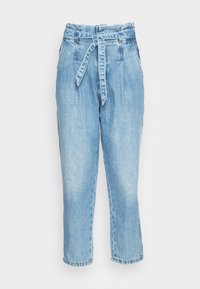 Calças de ganga azul claro com cintura com laço, corte solto, pernas à altura do tornozelo e bolsos laterais. Tecido texturizado com um acabamento desbotado.