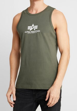 Canotta senza maniche verde oliva in cotone con il logo "ALPHA INDUSTRIES" in bianco sul petto. Texture liscia, vestibilità classica.