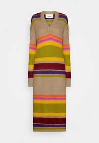 Randig stickad klänning med V-urringning. Färgerna inkluderar beige, grön, gul, röd, rosa och lila. Långa ärmar och något lös passform.