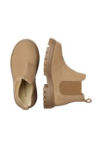 Stivali alla caviglia in suede beige con pannelli elasticizzati ai lati e suola in gomma marrone testurizzata. Presentano un anello sul retro per un facile indosso e sfilaggio.