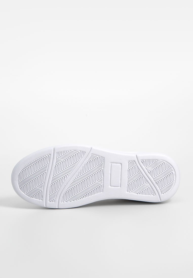 Weißer Sneaker-Sohle mit einem strukturierten Muster, das ein wellenförmiges Griffdesign und einen rechteckigen Bereich in der Mitte aufweist. Glattes Gummi-Material.