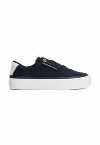 Sneakers in tela blu navy con suola in gomma bianca, dettagli in occhioletto dorato e linguetta bianca sul tallone, con un'etichetta metallica marchiata sul lato.