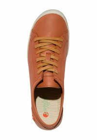 Skarpetki sportowe w kolorze tan, z zaokrąglonym noskiem, beżowymi sznurowadłami, białą gumową podeszwą oraz zieloną, wzorzystą wkładką z logo na boku.