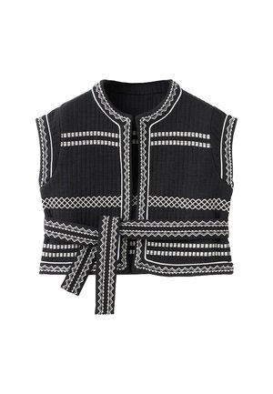 Gilet noir matelassé avec broderie géométrique blanche, encolure ronde, manches courtes et détail de taille ceinturée.