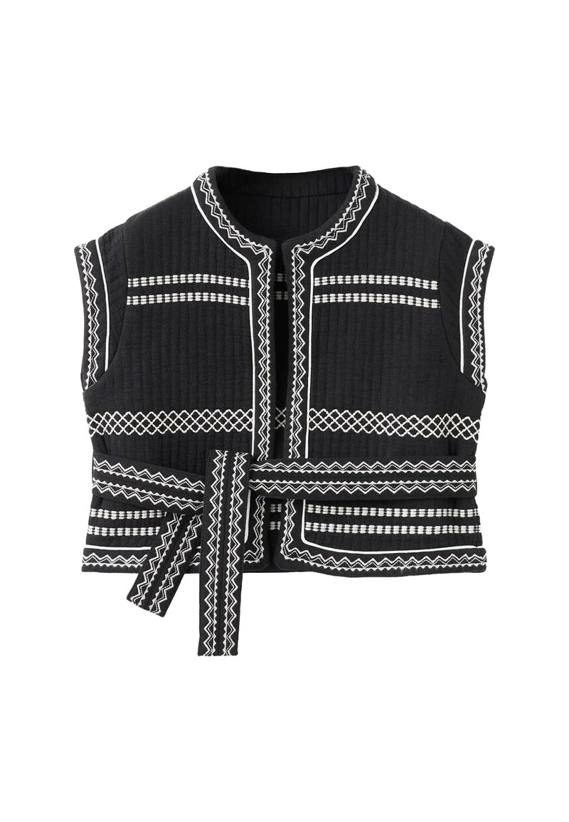 Svart quiltad väst med vitt geometriskt broderi, rund halsringning, korta ärmar och en bälte vid midjan.