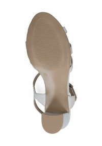 Bílé sandály na podpatku s několika pásky. Hladký syntetický svršek. Okrrouhlá špička. Texturovaná béžová podrážka s mírnými rýhami pro lepší grip. Velikost označena 4,5.