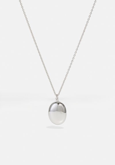 Colier cu pandantiv din argint, cu un design oval neted. Dispune de o finisare îmbinată, cu secțiuni lustruite și mate, suspendat de o lanț delicat.