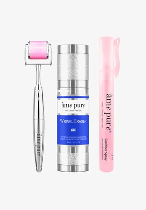 Sølv metall ansiktsrulle med rosa silikon detaljer, en sølv- og blå gel flaske merket "WrinkleEraser," og en rosa desinfiseringssprayflaske.