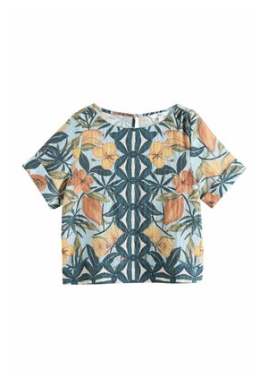 Kortærmet bluse med lyseblå baggrund og symmetrisk tropisk blomsterprint i orange, gule og mørkegrønne nuancer.