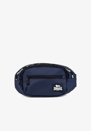 Marineblaue Lonsdale Bauchtasche mit Frontreißverschlusstasche, schwarzen Reißverschluss-Zügen und gebrandetem Logo-Patch, schwarzer Riemen mit weißem Lonsdale-Schriftzug.