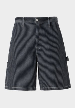 Dunkelblaue Jeansshorts mit dünnen weißen vertikalen Streifen, Knopfverschluss, Gürtelschlaufen und einer seitlichen Schlaufe für ein Werkzeugtasche.