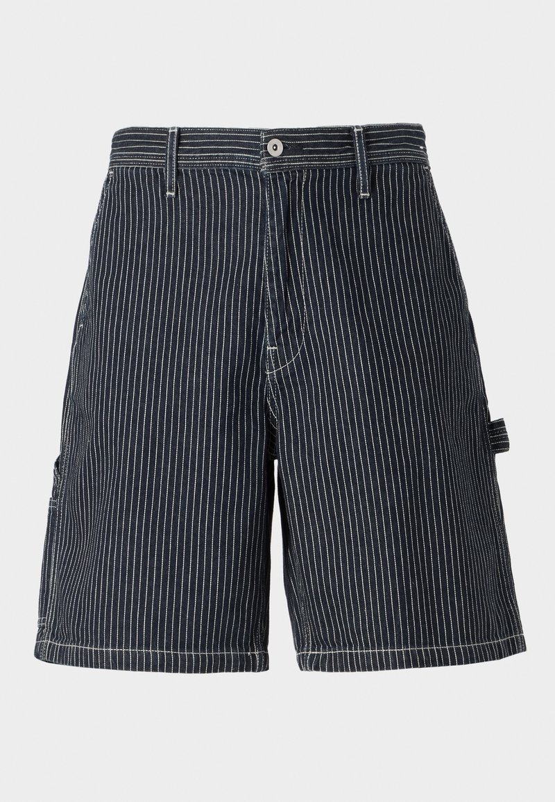 Shorts en denim bleu foncé avec fines rayures blanches verticales, fermeture à boutons, passants pour ceinture et une boucle porte-outil latérale.