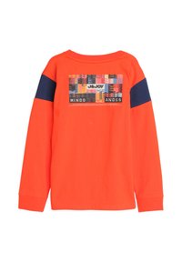 Langarmige, levendig oranje shirt met een multikleurige graphic op de achterkant, voorzien van een donkerblauwe schouderaccent en textelementen.