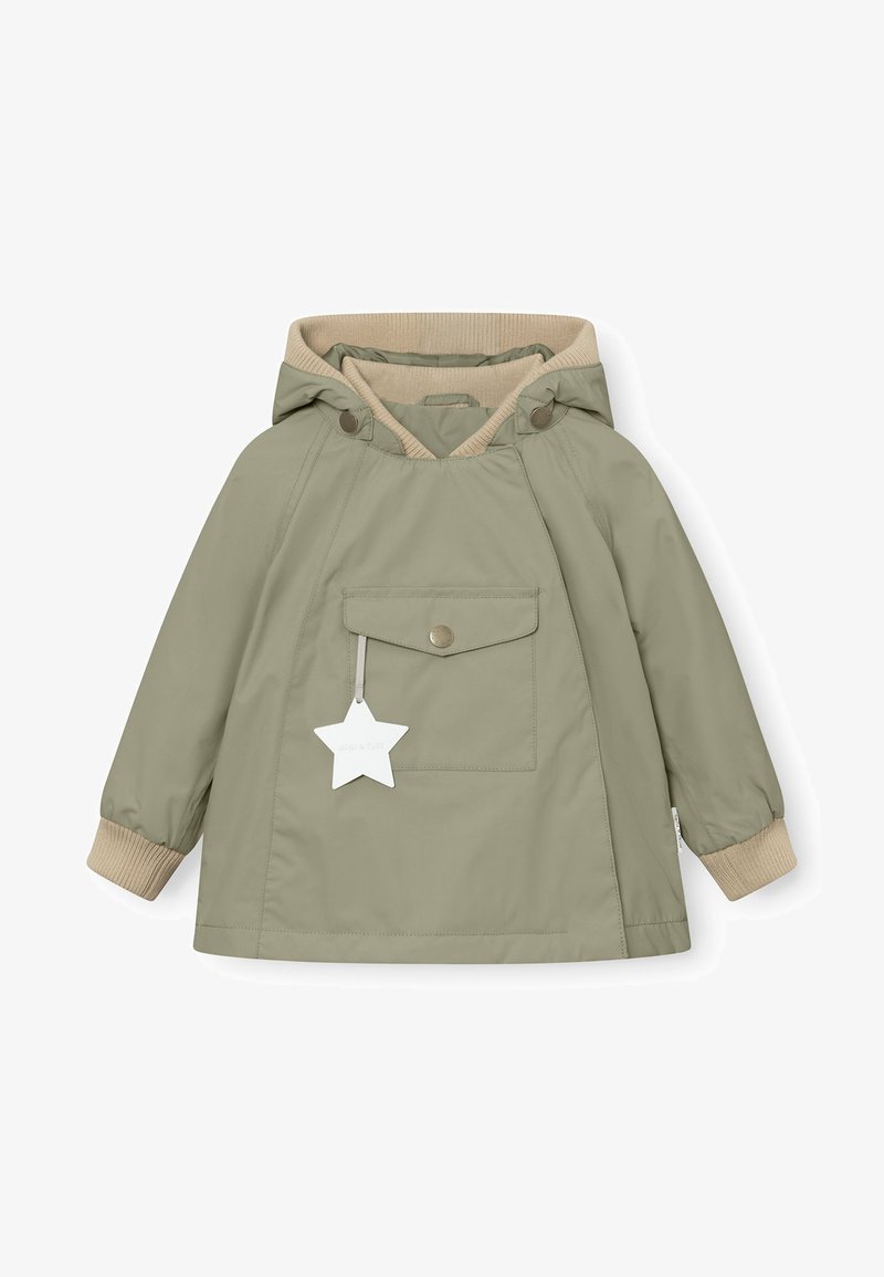 Olivengrüne Jacke mit beigem Kapuzenbesatz und Bündchen, ausgestattet mit einer Vordertasche mit Druckknopf und einem sternförmigen Etikett. Glatte Textur.