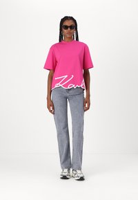 KARL LAGERFELD OVERSIZED SIGNATURE HEM - T-shirts - very berry