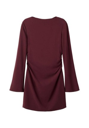 Vestido color marrón con mangas largas y acampanadas, con detalles fruncidos a lo largo de los costados. Tela suave con un escote redondo y un diseño ligeramente ajustado.