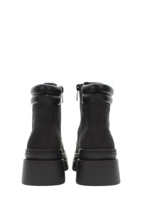 Černé kotníkové boty s velurovou svrškovou částí, zaobleným límcem, bočním zipem a masivní černou platformou.