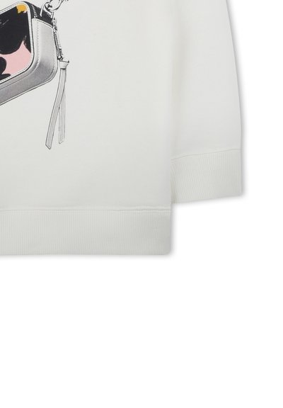 Felpa bianca con un design stampato che raffigura una borsa con un gatto nero, hardware argentato e una texture sottile nel tessuto.