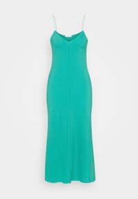 Robe maxi sans manches de couleur bleu-vert avec de fines bretelles spaghetti et un décolleté en V, ajustée au niveau de la taille et des hanches sur un fond blanc.