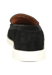 Zwarte suède instapschoen met een ronde neus, witte rubberen zool en een glad leren interieur. Achteraanzicht zonder zichtbare branding.